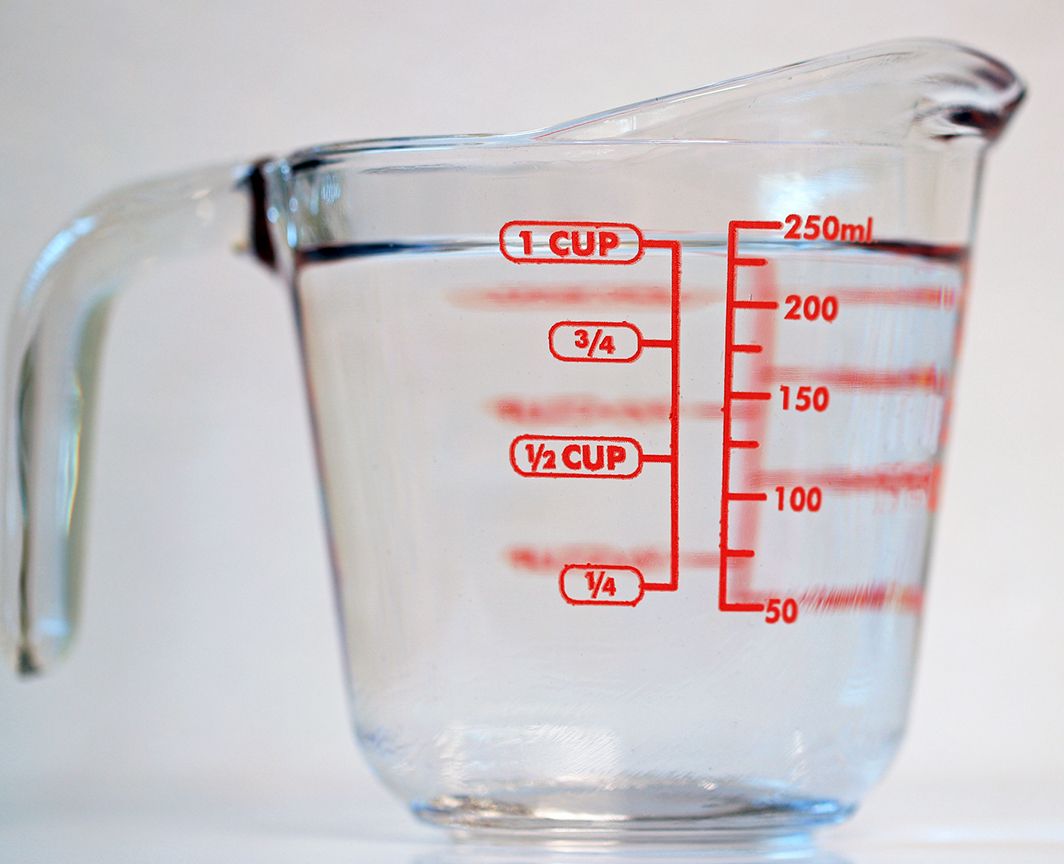40 мл воды в стакане. 1/2 Мерных стакана. 200 Мл воды. 3/4 Стакана 250 мл;. 300 Мл воды в мерном стакане.